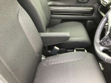前席には肘置きもご用意しております