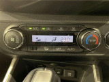 【オートエアコン】一度お好みの温度に設定すれば、車内の温度を検知し風量や温度を自動で調整。暑い&hellip;寒い&hellip;と何度もスイッチ操作をする必要はありません。快適な車内空間には必須の機能ですね♪