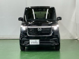 LEDヘッドライトを装備しています。LEDヘッドライトはとても明るく、雨の日や夜間走行も安全・安心です。オートライトコントロール付きで周囲の明るさに応じて自動で点灯・消灯します