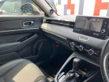 助手席周辺はこのようになっております。運転手だけでなく助手席に一緒に乗られる方も広々と快適にお乗り頂けるような設計です!各種装備を次の写真からご案内いたしますのでご覧ください。