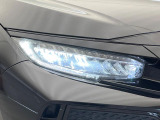 【LEDヘッドライト】悪天候や夜間走行時も良好な視界を確保し安心して運転できる高輝度LEDヘッドライトを装備!点灯速度が早く、消費電力も抑えられています。