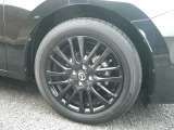 標準装備の純正16インチアルミホイール。タイヤサイズは185/60R16です。