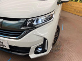 【LEDヘッドライト】悪天候や夜間走行時も良好な視界を確保し安心して運転できる高輝度LEDヘッドライトを装備!点灯速度が早く、消費電力も抑えられています。