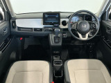 【インパネ】運転のしやすさを最優先に設計された見晴らしの良いフロントビュー。車両間隔が掴みやすく狭い道でも安心♪「安全」と「品質」を最優先に、安心してお乗りいただけるクルマを提供いたします。