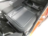 【シートアレンジ可能】ゆとりあるワイドな車内空間は、ドライブを始め買い物やレジャーなど、幅広く活躍します。一人でもみんなとでもお出かけを楽しみましょう!