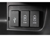 2.5AのUSB(充電)が付いており、車内でもしっかりとスマートフォン等の機器へ充電可能です♪