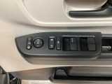電動格納式リモコンドアミラーと、パワーウィンドウスイッチ等は運転席ドアにあります。