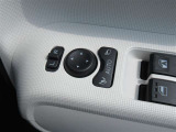 駐車時や狭い道でのすれ違い時に気を使うミラー。電動格納式ドアミラーはそんな時に便利です。