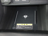 ワイヤレス充電器がついています。対応スマートフォンを置くだけで充電が可能です。