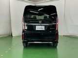 後席の窓には外から車内が見えにくくなるプライバシーガラスを採用。周りを気にせずリラックスして過ごせます
