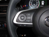 ステアリングスイッチ付きで、運転中に視線を前に向けたまま操作できます。