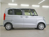 リアには左右スライドドアを採用。狭い駐車場でも開閉しやすく、強風の日でもドアが煽られにくくなっております。小さなお子さまやご年配の方も安心して乗り降りできます。