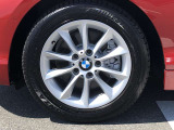 BMW純正16インチホイール。洗練されたデザインで、足元の個性を引き立てます。