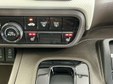 運転席/助手席シートヒーターで寒い日もすぐに温かくなり快適に過ごせます。2段階の温度調整が可能です