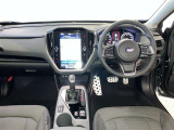 運転席周りのレイアウトをご覧ください。ナビゲーションが綺麗に装着されすっきり収まってますね!