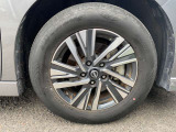 【タイヤ・ホイール】 純正16インチアルミホイール タイヤサイズ《205/65R16》になります。