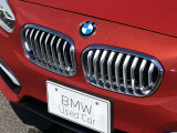 左右のキドニー・グリルの中心にはBMWのエンブレムが鎮座し、個性を放つデザイン性を兼ね備えました。