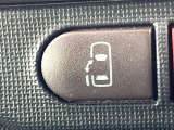 【パワースライドドア】スマートキーや運転席のスイッチでスライドドアの開閉が可能♪電動だから力を入れてドアを開ける必要が無く、小さいお子様でも、重い荷物を持っている時もラクに開け閉めできます♪