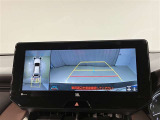 【バックカメラ】あると便利なバックカメラ装備!駐車時に後方がリアルタイム映像で確認できます。立体駐車場や夜間の車庫入れ時に大活躍!運転スキルに関わらず、今や必須となった装備ですね♪