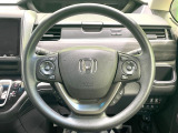 インテリアに合わせたデザインのステアリングは、運転される方のことも考え、運転しやすい形状、大きさです。是非一度、実際に触ってお確かめください。