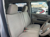 運転席まわりには十分なスペースがあり、大柄な方でもゆったり運転していただける環境です。