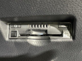 【ETC】有料道路を利用する際に料金所で停止することなく通過できる、ETC車載器(ノンストップ自動料金収受システム機器)が装備されています。セットアップを行うことで利用可能になります。