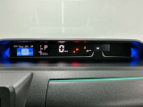 視認性の良いメーターパネルデザインです。ディスプレイに各種情報が見やすく表示されます。