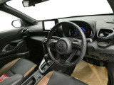 いつも使うスイッチがシンプルに手が届く、複雑な計器類も少なく操作に手惑うこともありません ステアリングやシフトノブなどもキレイに仕上げてあります