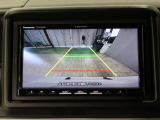【バックカメラ】駐車時に後方がリアルタイム映像で確認できます。大型商業施設や立体駐車場での駐車時や、夜間のバック時に大活躍!運転スキルに関わらず、今や必須となった装備のひとつです!