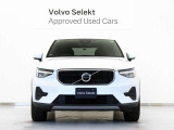 ボルボXC40は、よりスマートに、より大胆に生まれ変わりました。刷新されたフロントフェイス、先鋭的な躍動感を感じさせるスタイリング。SUVの姿を体現するプロポーションは力強さに溢れた佇まいを見せます。