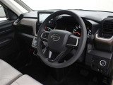 インパネのインターフェイスを軽自動車らしくシンプルにまとめ、オーディオの位置を低く設定することで走行視界を広く確保しています。