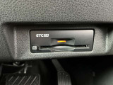 ETC2.0を装備。DSRC通信方式によって双方向通信することでカーナビと高速道路がリアルタイムに情報連携して、便利で快適なドライブ体験を提供します。