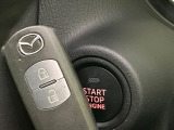 【アドバンストキー】カバンやポケットに入れたままでもドアの施錠・解錠が可能なスマートキーを装備。エンジンのオン・オフ時もカギを取り出す必要が無いからとっても便利です♪