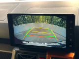 【バックカメラ】駐車時に後方がリアルタイム映像で確認できます。大型商業施設や立体駐車場での駐車時や、夜間のバック時に大活躍!運転スキルに関わらず、今や必須となった装備のひとつです!