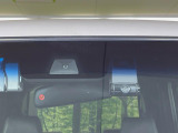 【ホンダセンシング】走行中に前方の車両等を認識し、衝突しそうな時は警報とブレーキで衝突回避と被害軽減をアシスト。より安全にドライブをお楽しみいただけます。