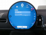 ◆インスツルメント・パネルのエレガントなデザインは、BMW特有の水平ラインで構成され、室内空間に端正な印象をもたらします。人間工学に基づいてレイアウトされた重要な操作系統は、直観的な操作が可能です◆