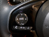 【ステアリングリモコン】ステアリングにオーディオ調節可能なスイッチが装備されていますので運転中でも視線をそらさずにオーディオの調節が可能です!