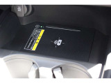 対応のスマートフォンをお持ちであれば置くだけで充電可能なワイヤレス充電器を装備。ケーブルを繋ぐといった煩わしさから解放です♪