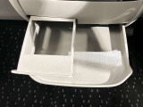 引き出し式のトレイとカップホルダーが付いているので便利です♪