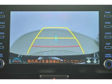 バックモニター付き。車両後方の映像をナビ画面に表示し、駐車などの後退操作をサポートします。