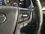 ステアリングスイッチ付きで、運転中に視線を前に向けたまま操作できます。