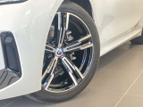 BMW純正アロイホイールはモデルやパッケージに合わせてデザインされています。洗練されたデザインで、足元の個性を引き立てます。