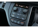 フルオートエアコンを装備しております。車内の温度設定だけでなくPM2.5にも対応した高性能集塵フィルターも装備しており車内はいつも快適空間です。