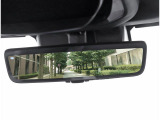 リヤゲートガラスに取り付けられたカメラの映像をルームミラーに表示。荷物等で後方視界が遮られてしまう時や、悪天候等で後方が見えにくい場合でも、安全な後方確認をサポートするスマートリヤビューミラー付です。