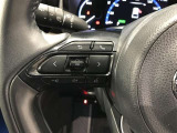 ステアリングスイッチ付きで、運転中に視線を前に向けたまま操作できます。