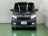 LEDヘッドライトを装備しています。LEDヘッドライトはとても明るく、雨の日や夜間走行も安全・安心です。オートライトコントロール付きで周囲の明るさに応じて自動で点灯・消灯します