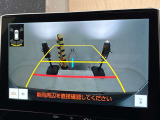 こちらのバックカメラは画面にラインが表示されておりますので、バック時のクルマの進行方向の目安になります。より高いレベルで車庫入れをサポートする、便利な機能ですね。