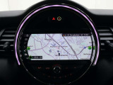MINI純正 HDDナビは手元のMINIコントローラで操作します。Bluetooth、USBで音楽を楽しめます。