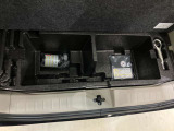【ラゲッジアンダーボックス】ラゲッジルームのフロア下には、汚れ物や工具を収納できる便利なアンダーボックスを装備!