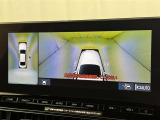 パノラミックビューモニターを装備。駐車場や交差点でクルマを真上から見るように周囲を確認できます。機能の詳細は販売店スタッフまでおたずねください。